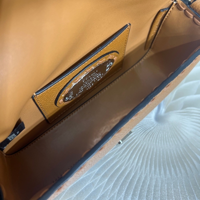 フェンディバッグ角部分ディテール